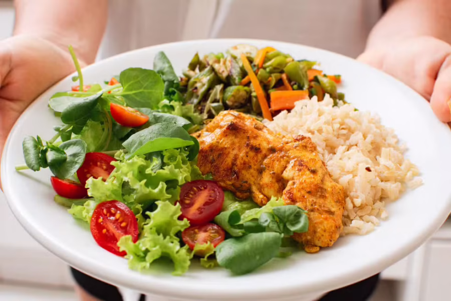 Como criar uma alimentação mais saudável sem fazer dietas restritivas